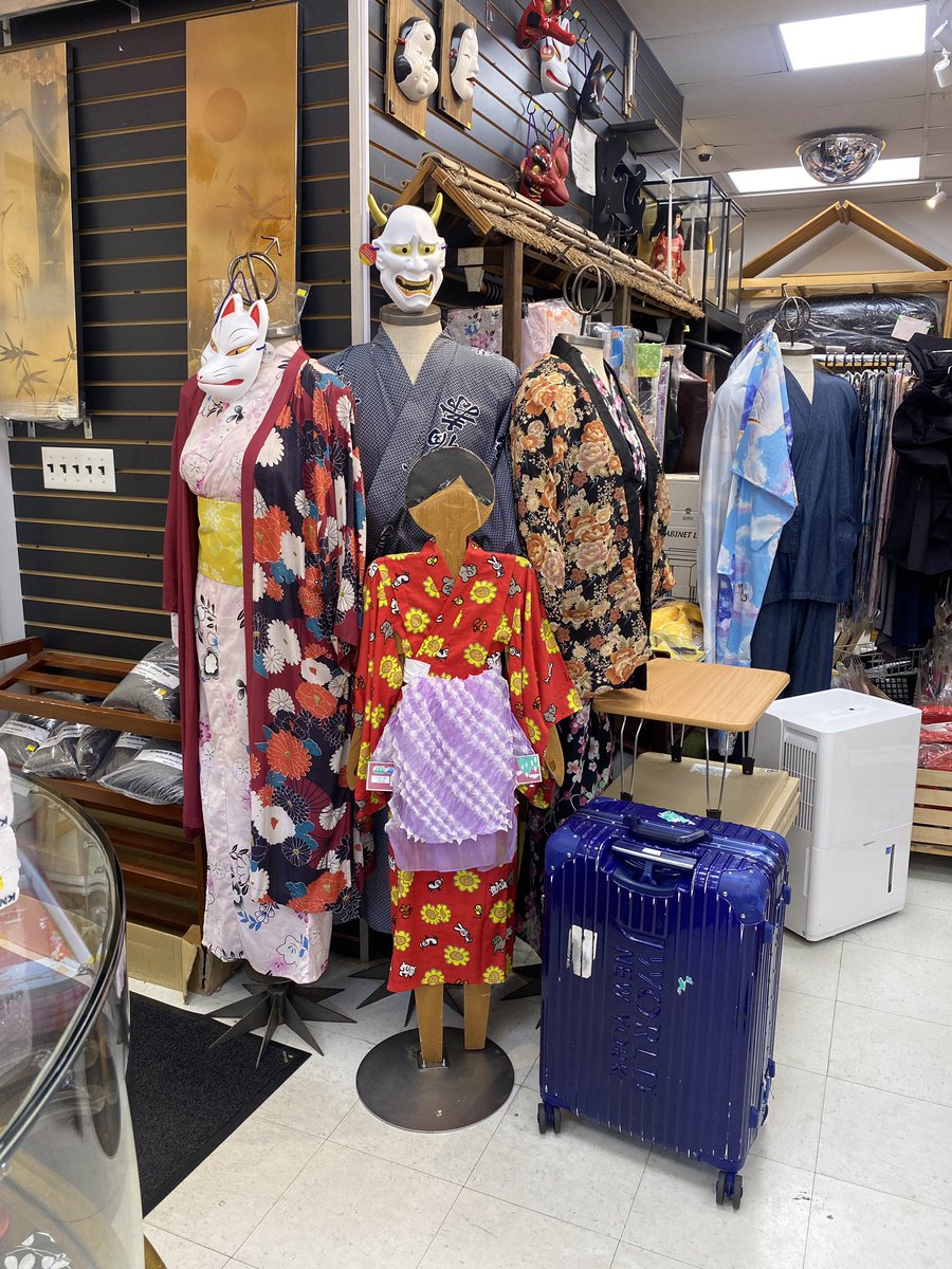 When I was little, this shopping complex was called Yaohan Plaza.

Mitsuwa took over when the Yaohan company dissolved, in 1997.

I was lucky that my parents took me here, at such a young age.

It is a place that, now, is both foreign and nostalgic to me.

That is a rare emotion.