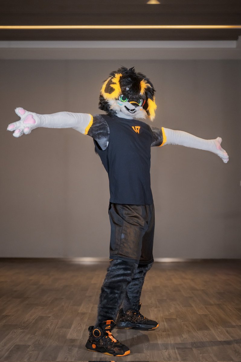 欢迎来到~我的主场！

摄影：青衿思
#FursuitFriday