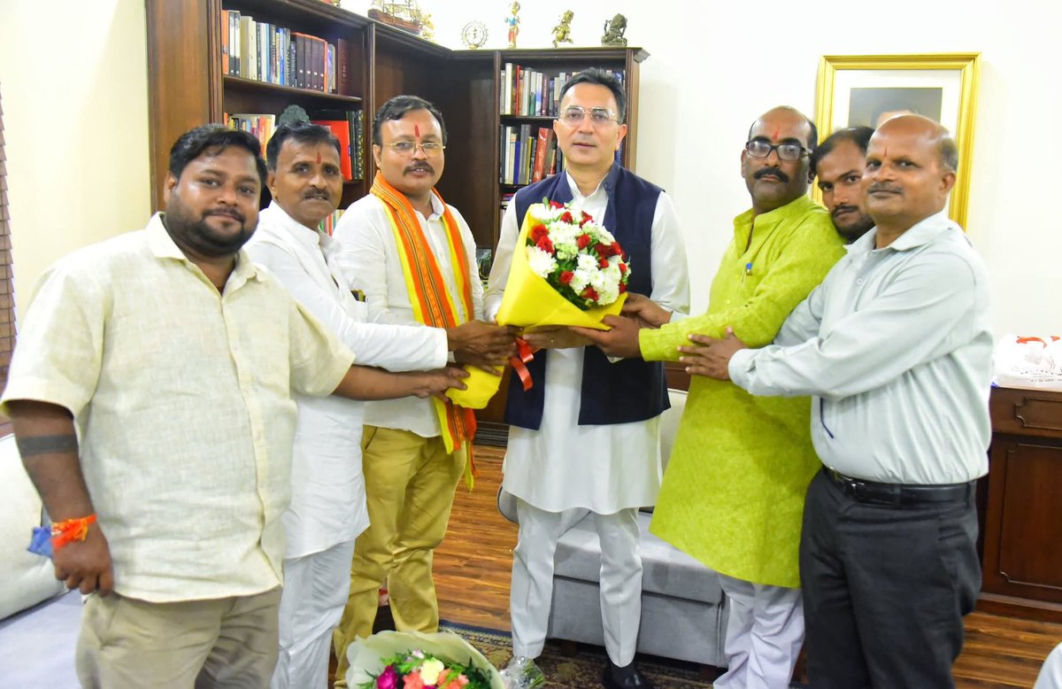 आज जनपद #शाहजहांपुर के अपने समाज के बंधुओं के साथ नई दिल्ली में केंद्रीय मंत्री मा. जितिन प्रसाद जी को जलालाबाद का नाम बदलकर #परशुराम_पुरी होने पर बधाई दी!
इस कार्य से समाज को गौरवांवित करने के लिए सहृदय आभार!🙏
#जय_श्री_परशुराम