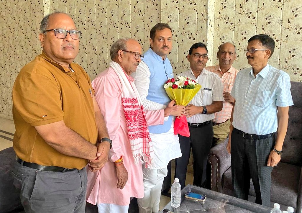 Awanish_Singh's tweet photo. आज पटेल सेवा संस्थान एवं सरदार वल्लभभाई पटेल सेवा संस्थान ट्रस्ट के पदाधिकारियों के साथ आगामी स्नातक चुनाव के परिप्रेक्ष्य में सारगर्भित चर्चा हुई।
इस अवसर पर सभी से अधिक से अधिक स्नातक मतदाताओं को जोड़ने एवं पंजीकरण कराने का आग्रह किया।

#GraduateElection #SardarPatel #VoterAwareness