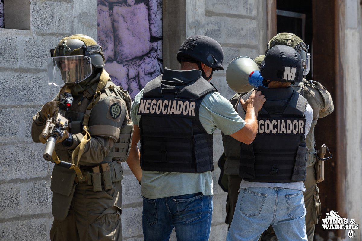 wingsandwarfare's tweet photo. 🗣️ Negotiators - Voices that Save Lives
In a police tactical incident, deploying teams like the GIOE is not always the only option. In hostage situations, negotiator teams are mobilized to de-escalate tensions and seek a peaceful resolution
#Negotiation #HostageCrisis #GIOE https://t.co/rENUuQVlTF