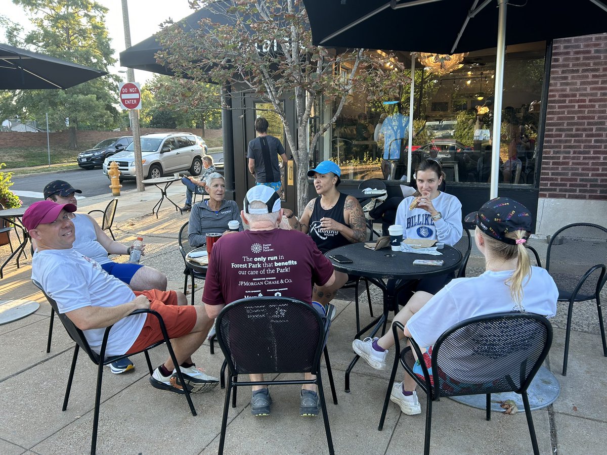 SpewakR's tweet image. Happy Friday! We celebrated our teammate, Claudia Krasnoff’s birthday with some beautiful sunrise miles through Clayton! #spewakracing #runstl