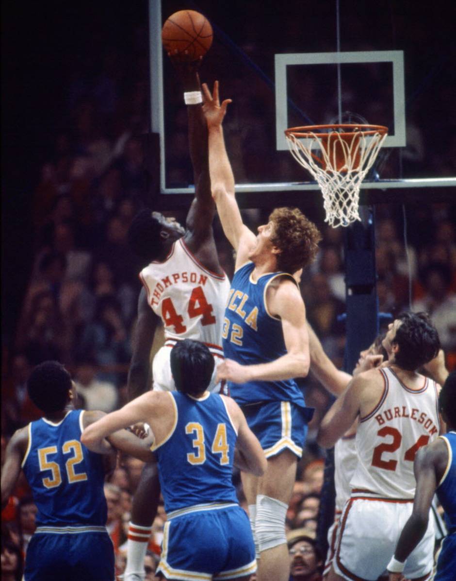 David Thompson and Bill Walton competing for the jump ball.