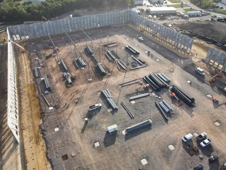 BlueRockConst's tweet photo. Great progress is taking shape in Hazleton, PA! Panel installation is underway, and structural steel erection has also commenced for the 447,000 SF facility at Hazleton Logistics Park.  #BlueRockConstruction #HazletonLogisticsPark #CommercialConstruction #HazletonPA https://t.co/8LYnbtO3vd