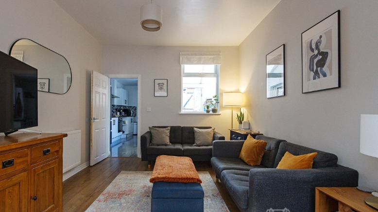 RockettHomeRent's tweet photo. 🏠 For Rent: Spacious Terrace
🛏️ 3 Double Bedrooms
📍 ST4, near Royal Stoke Hospital
💷 £995pcm
Large lounge/diner, modern kitchen & bathroom + private courtyard.
🌐 https://t.co/FY8cz2Nu0p
☎️ 01782 638 111
#Rent #HomeForRent #NewcastleunderLyme #RoyalStokeUniversityHospital https://t.co/n57inXxgzk