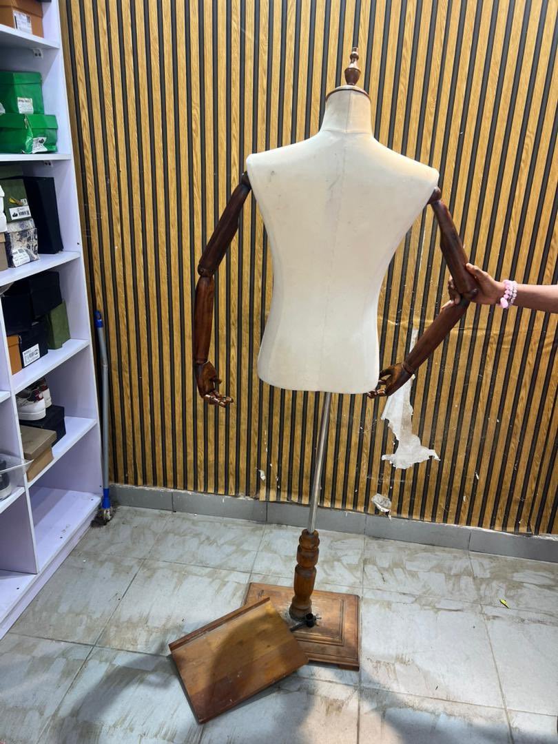 Male Body form with shoe display 

Used 

100k
Illorin