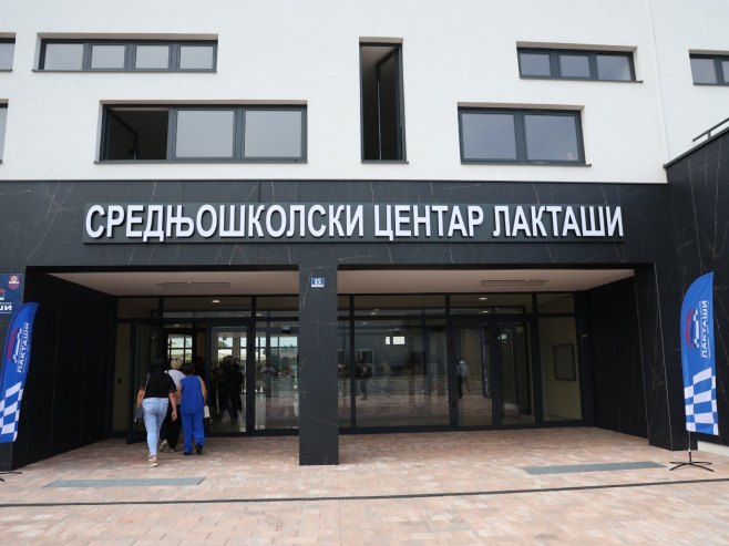 СНСД (@snsddodik) on Twitter photo Предсједник <a href="/MiloradDodik/">Милорад Додик</a> и градоначелник Лакташа <a href="/miroslavbojiccc/">Miroslav Bojić-Мирослав Бојић</a> у Лакташима су отворили "Средњошколски центар", за чију изградњу је издвојено 10,5 милиона марака и који ће ученицима у различитим областима омогућити најсавременије услове образовања.
tinyurl.com/y5cfx7p6 Предсједник <a href="/MiloradDodik/">Милорад Додик</a> и градоначелник Лакташа <a href="/miroslavbojiccc/">Miroslav Bojić-Мирослав Бојић</a> у Лакташима су отворили "Средњошколски центар", за чију изградњу је издвојено 10,5 милиона марака и који ће ученицима у различитим областима омогућити најсавременије услове образовања.
tinyurl.com/y5cfx7p6