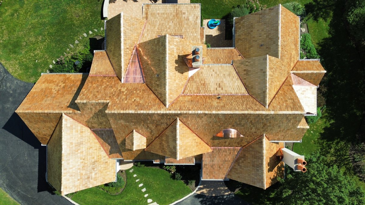 Shake Guys helped this Lake Forest family reinvigorate their home's beauty with a stunning Cedar Shake Roof Replacement! 🏡It features #1 Grade, Medium Handsplit Cedar Shakes, Copper Flashing and a Custom Copper Bay Window Cover. 

🖱Learn More>> shakeguys.com/cedar-shake-ro…