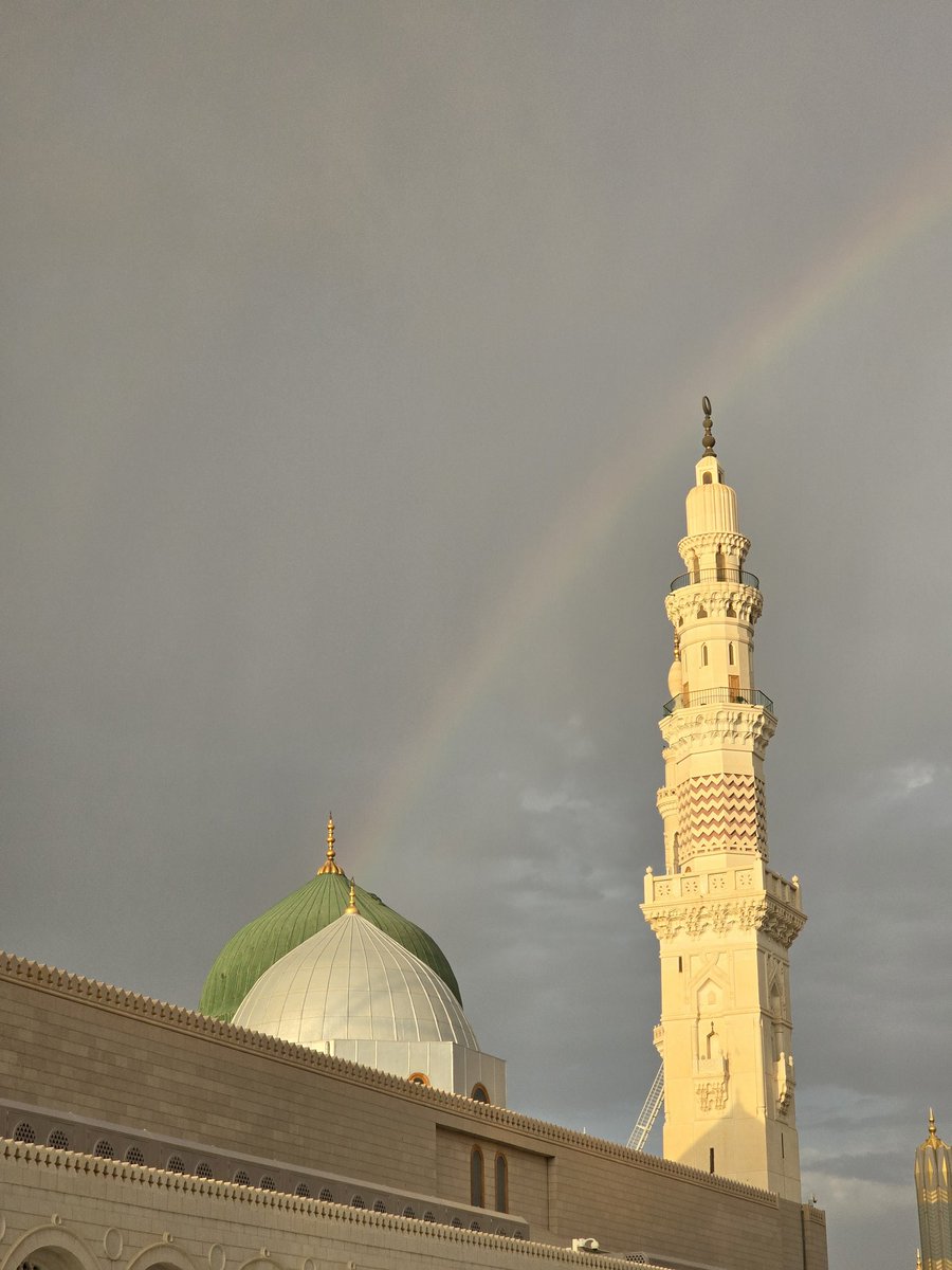 sukkaryeater's tweet photo. Rainbow over Al Masjid Al Nabawi

#المدينة_المنورة https://t.co/tLHlffX0o1