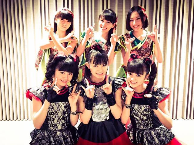 MAGICGOKU's tweet photo. BABYMETAL×Perfumeも歴史刻んできたな。

#BABYMETAL
#Pefume https://t.co/LaTiYK3iik