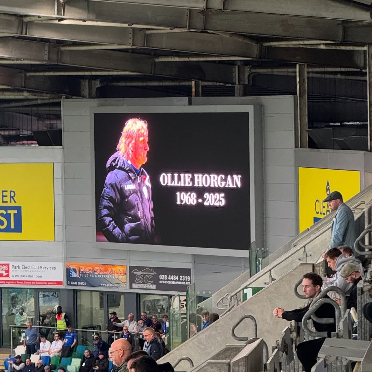 Linfield paying respects to Galway United assistant manager Ollie Horgan has died at the age of 57 🙏💔