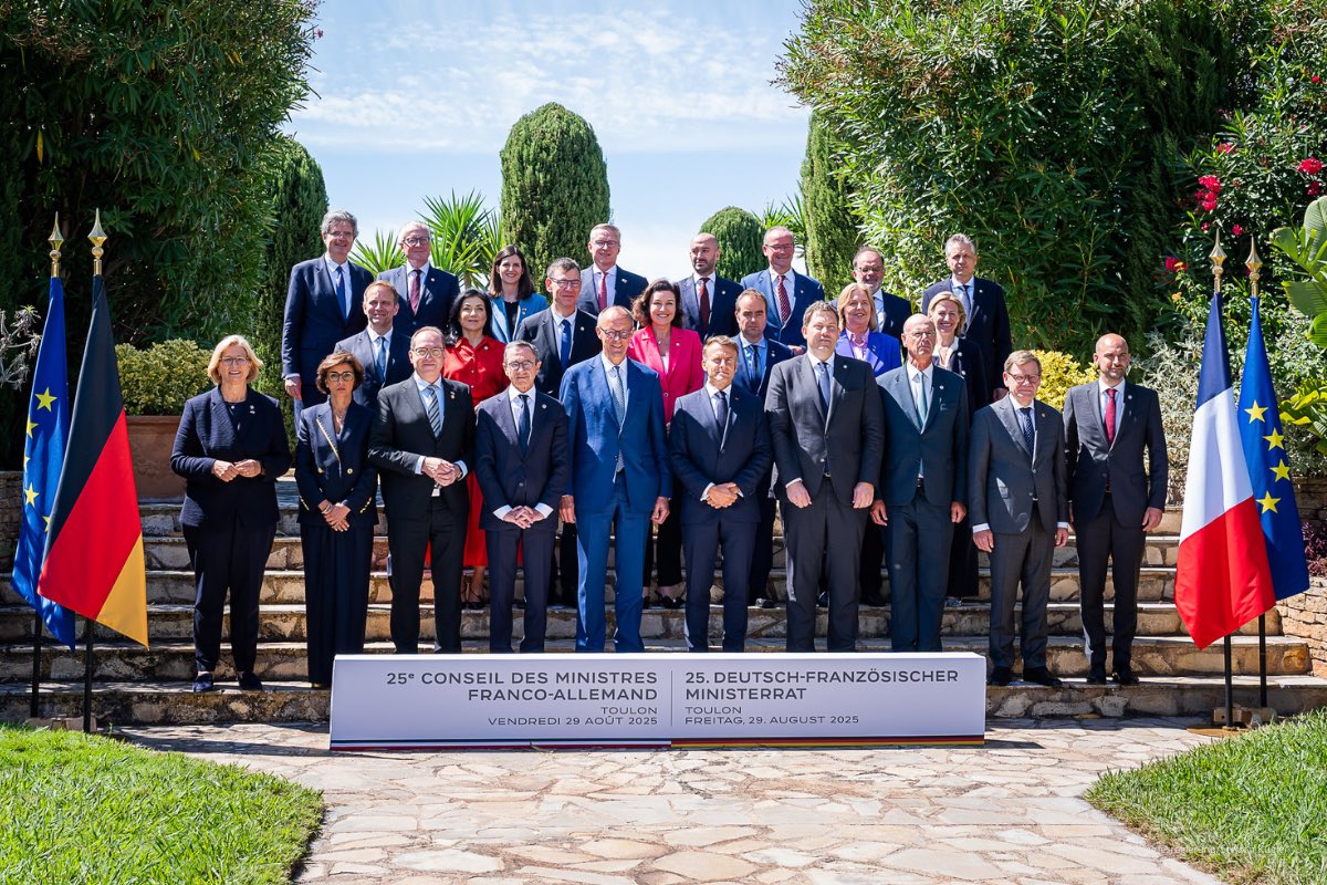 bundeskanzler's tweet image. Der deutsch-französische Motor ist wieder angesprungen. Ein klarer Blick für die Realität und der feste Wille, sie gemeinsam zu gestalten: Das ist für mich der Geist von Toulon. Dafür danke ich Dir, lieber @EmmanuelMacron und dafür danke ich unseren Ministerinnen und Ministern.