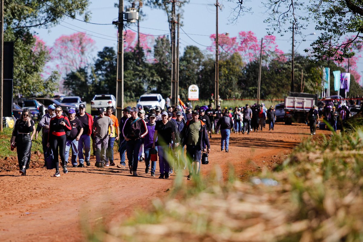 ¡La gente llegando al Autódromo Alfredo Scheid, entre los Tajys para vivir la fiesta del primer día  en Capitán Miranda!

#uenoRallydelParaguay