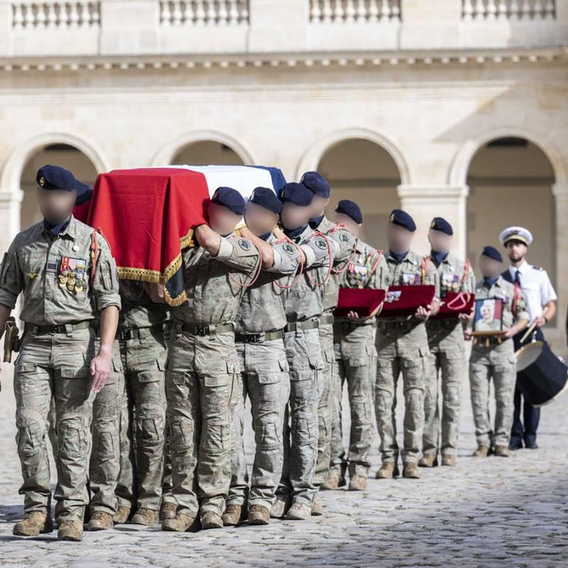 🕊️ IL Y A 2 ANS //  IN MEMORIAM

Deux années se sont écoulées depuis la disparition du sergent-chef Nicolas Mazier, tombé en Irak dans le cadre de la mission Chammal.
Membre du commando parachutiste de l'Air (CPA) N°10, basé à Orléans, cet aviateur d'exception a trouvé la mort au