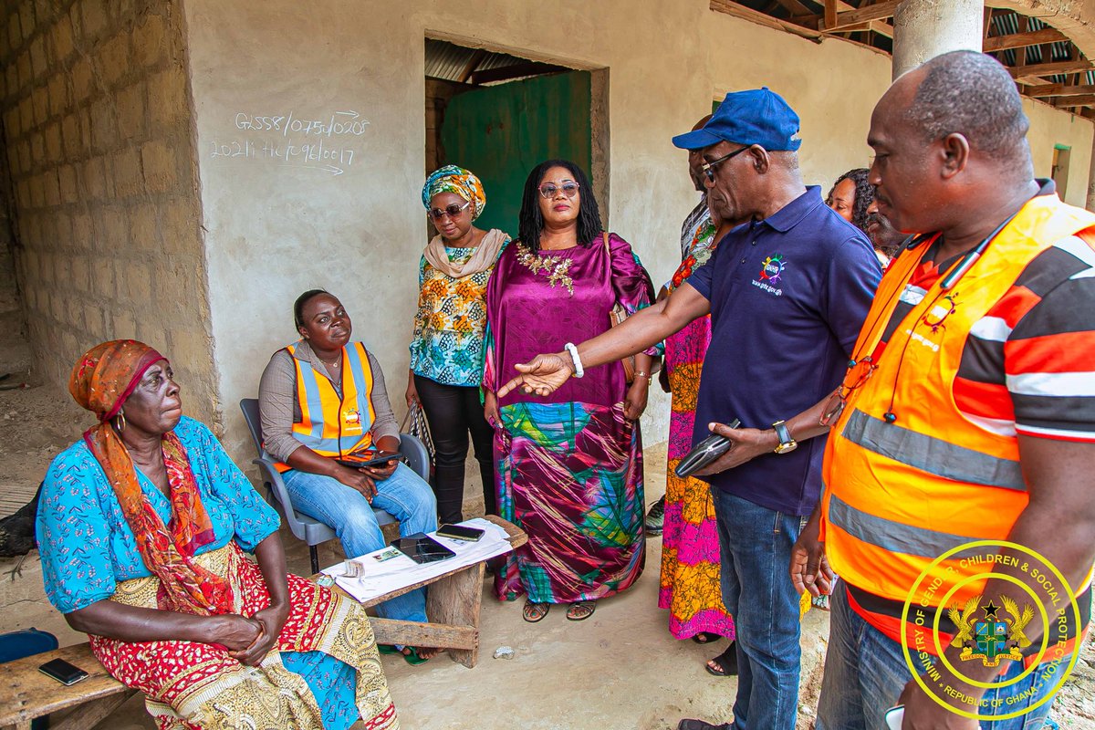 MoGCSP_Ghana's tweet image. In Ensuring no one is left behind in the national scale up, the Minister for Gender, Hon. Dr. Agnes Naa Momo Lartey, monitored enumeration exercise to expand #Socialprotection programs to more vulnerable households in the #Obogu community in the Asante Akim South Municipality.