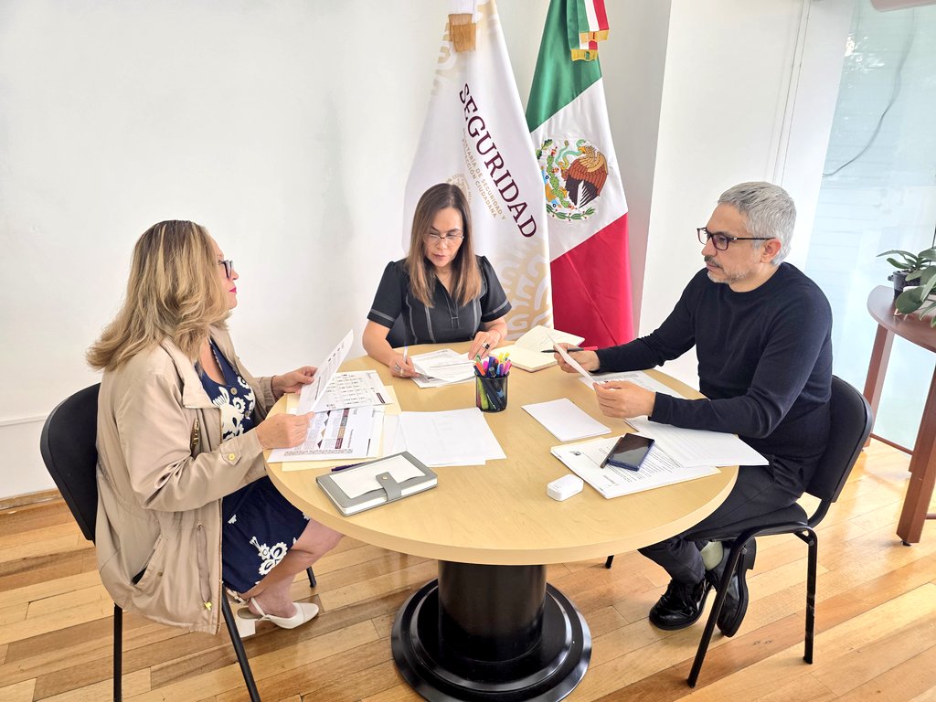 Luis_diazdeleon's tweet photo. Esta mañana sostuvimos una reunión con la Titular de la Unidad de Planeación Estratégica y Vinculación Interinstitucional e Internacional, @ItzelArizabalo y la Directora General de Política Criminal, Mtra. Celia Contreras Villamil, para dar seguimiento a las acciones en materia de seguridad y prevención.
La Dirección contribuye con el diseño de estrategias, planes y programas orientados a la prevención del delito y de conductas antisociales, que fortalecen la construcción de la paz y la promoción de una justicia social en nuestro país.
@SSPCMexico @OHarfuch 
#Seguridad #PolíticaCriminal #JusticiaSocial #TrabajoEnEquipo