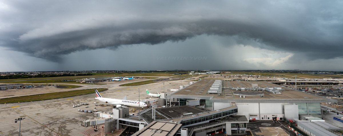 Impressionnante arrivée d’un #arcus sur l’aéroport de #Paris #Orly en corollaire des #orages du jour ⛈️😍

#avgeeks #weather #aviationphotography #meteo #aviation