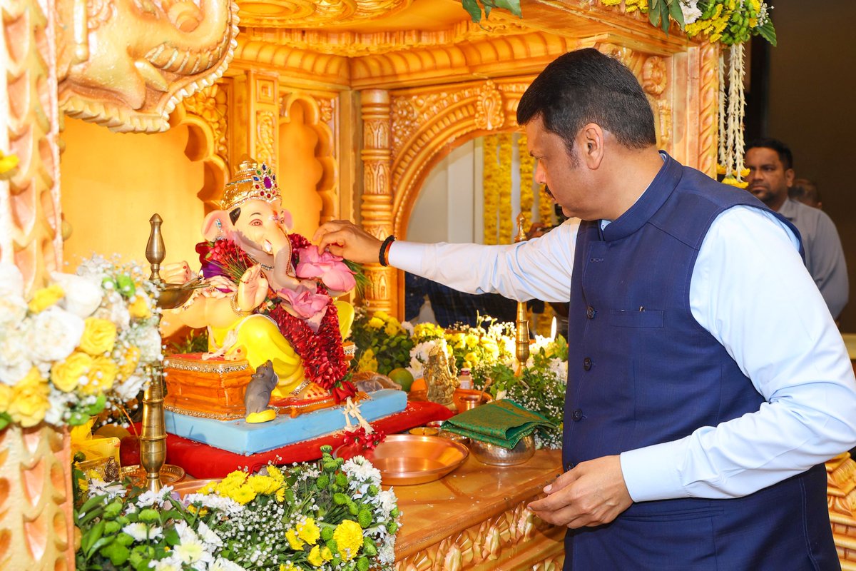 गजानना श्री गणराया, 
आधी वंदू तुज मोरया!

'वर्षा' या शासकीय निवासस्थानी श्री गणरायाची आज संध्याकाळची आरती... 

#Maharashtra #गणेशोत्सव२०२५ #राज्यमहोत्सव