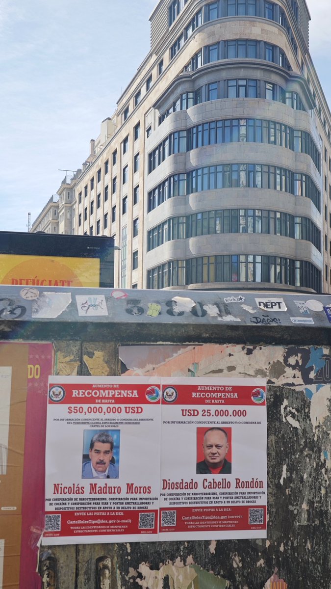 🔎 Así amaneció hoy Madrid: carteles pegados por todo el centro ofrecen recompensa por narcoterrorismo a Nicolás Maduro y Diosdado Cabello.

Una escena inesperada en plena capital española que mezcla denuncia y protesta internacional.
🎯 ¿Campaña anónima? ¿Mensaje político?