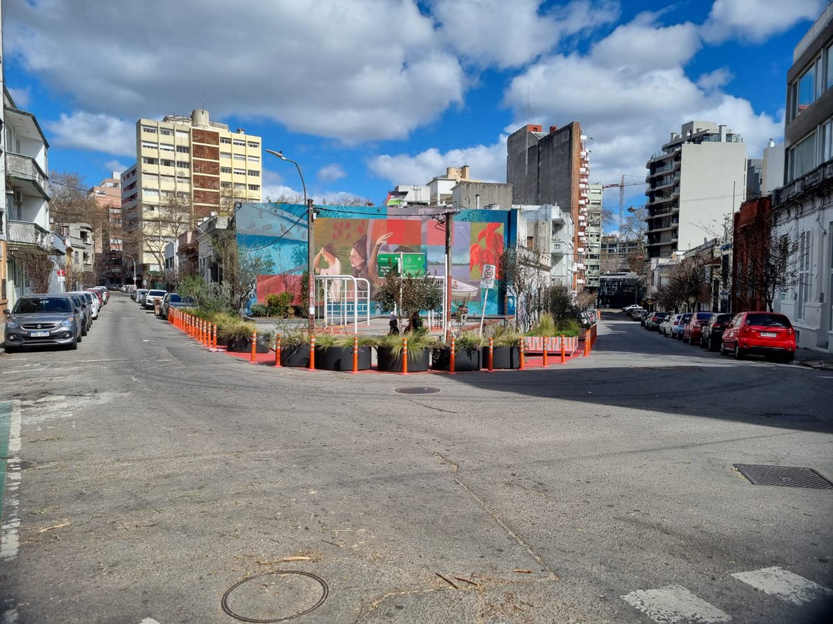 El espacio público es reflejo de la sociedad que lo habita. 
Podemos y debemos crear mejores espacios públicos en Uruguay.
Para eso, es clave mejorar los procesos participativos.
Gran hilo sobre la Plaza Roslik.