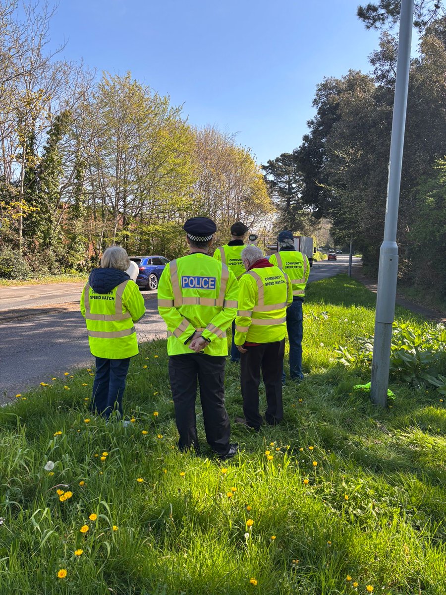 DorsetSpecials's tweet photo. Special Superintendent Chris joined the Community Speed Watch team, discussing concerns about speeding commercial vehicles and planning future support to improve road safety. ๐๐ฆ #CommunitySafety #SpeedWatch #dorset #police #speeding #Fatalfive #Community #communityspeedwatch https://t.co/QdLXlRxsXt