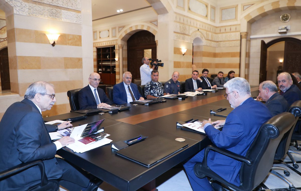 ترأّس رئيس #مجلس_الوزراء الدكتور #نواف_سلام اجتماعًا في السراي بحضور وزير الداخلية والبلديات العميد أحمد الحجار، ومحافظ بيروت القاضي مروان عبود، والمدير العام لقوى الأمن الداخلي اللواء رائد عبد الله، وقائد شرطة بيروت العميد عماد الجمل،  ورئيس شعبة المعلومات العميد محمود قبرصلي،
