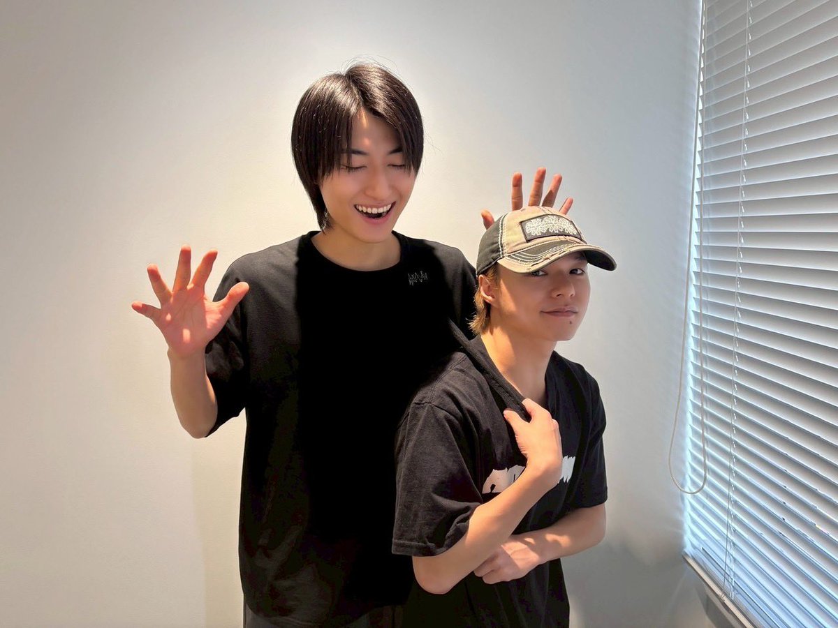 aiai___ebi's tweet photo. なんか玲於くん縮んだ？ https://t.co/t7CrENDRev