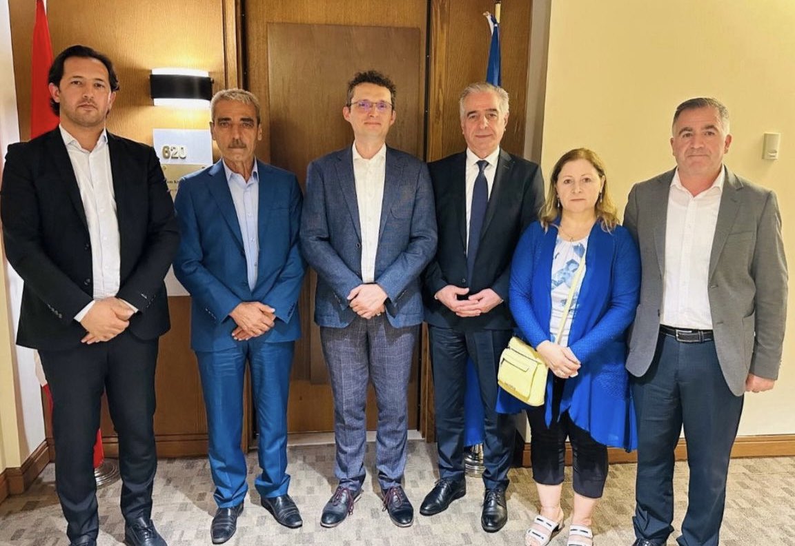 mutluwdc (@mutluwdc) on Twitter photo Kürdistan Ulusal Kongresi Eşbaşkanı <a href="/KaramusAhmed/">Ahmed Karamus</a> & bir heyet, Kanada Parlamentosu Başkan Yardımcısı <a href="/tomkmiec/">Tom Kmiec</a> ile Ottawa’da görüştü. Kürt dostu olan Kmiec, Kanada’nın, Suriye’nin kuzey ve doğusunda Kürtlerin ‘fiili’ otoritesini tanımadan Şam’ı tanımayacağını belirtmişti <a href="/mutludc/">Mutlu Civiroglu</a> Kürdistan Ulusal Kongresi Eşbaşkanı <a href="/KaramusAhmed/">Ahmed Karamus</a> & bir heyet, Kanada Parlamentosu Başkan Yardımcısı <a href="/tomkmiec/">Tom Kmiec</a> ile Ottawa’da görüştü. Kürt dostu olan Kmiec, Kanada’nın, Suriye’nin kuzey ve doğusunda Kürtlerin ‘fiili’ otoritesini tanımadan Şam’ı tanımayacağını belirtmişti <a href="/mutludc/">Mutlu Civiroglu</a>