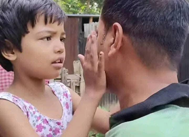 :
أعود إلى البيت فيركض طفلي نحوي ببراءة ويسأل: ماذا أحضرت لي يا أبي؟
أبتسم بوجهه، لكن يدي فارغة وقلبي يتقطع حزنًا 💔
هذه ليست قصة عابرة، بل واقع أعيشه كأب عاطل عن العمل.
اللهم ارزق كل أبٍ عملاً حلالًا يفرح به أطفاله، فأنت الكريم الرحيم 🤲