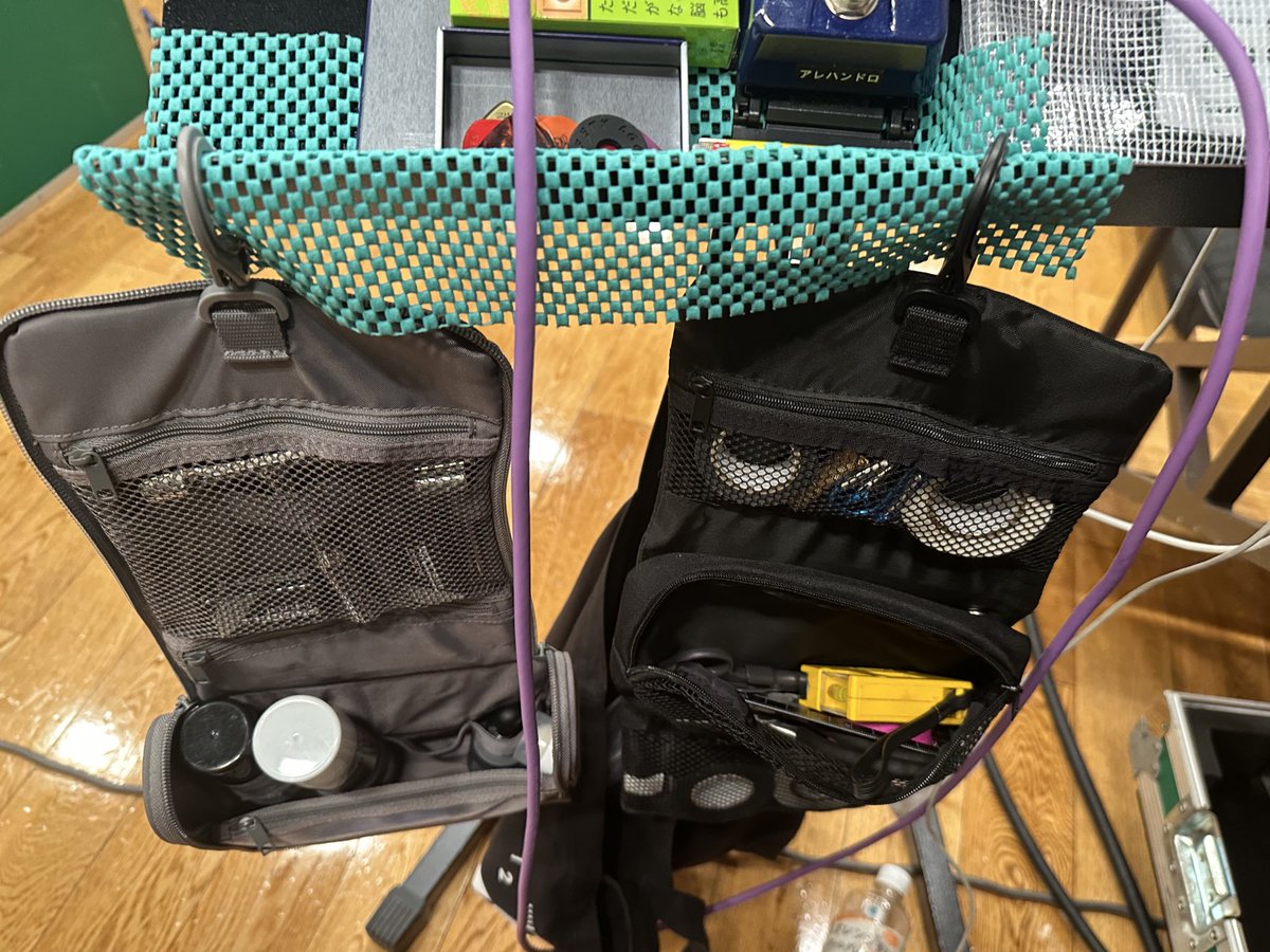 alexesker1495's tweet photo. 最低限セットを絶賛作ってる最中で無印の吊り下げるタイプのポーチが調子良い。
今日初めて使ったけど、6連にも乗って、譜面台にも固定できる⭕️ https://t.co/kRr8q7yx8Z