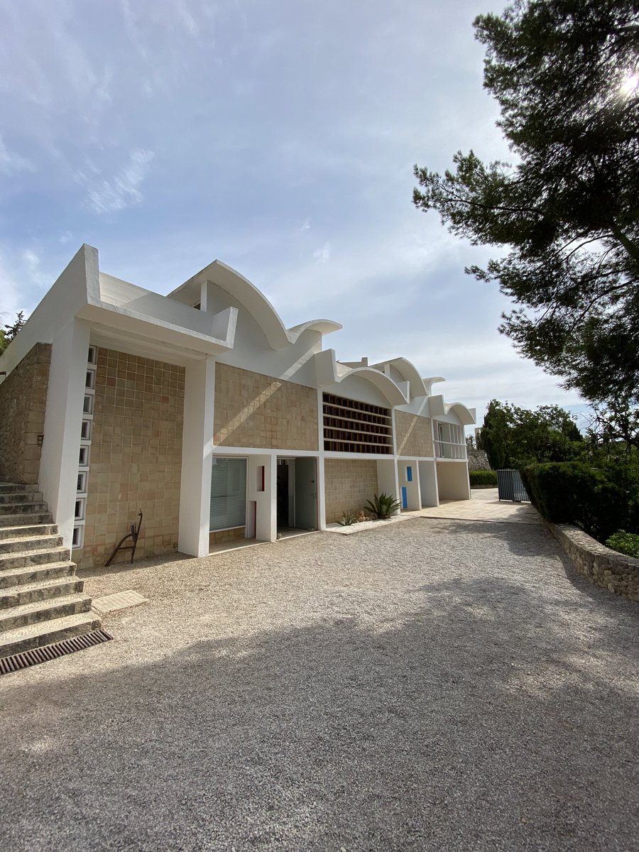 Si veniu a Mallorca, teniu fins al febrer l’exposició “Paysage Miró” repartida entre la Fundació, es Baluard, Casal Solleric i la Llotja. Tot i que la llum d’aquests dies fa els colors més vius.