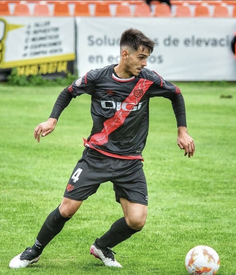 #ALTA
JAIME ALCOLADO (2003)
El central vallecano llega al #LegaB tras su buena temporada en el Torrejón de #TerceraRFEF 
Jugador formado en el Rayo en dos etapas, Atleti y San Fernando con quienes debutó en #TerceraRFEF con tan sólo 16 años.