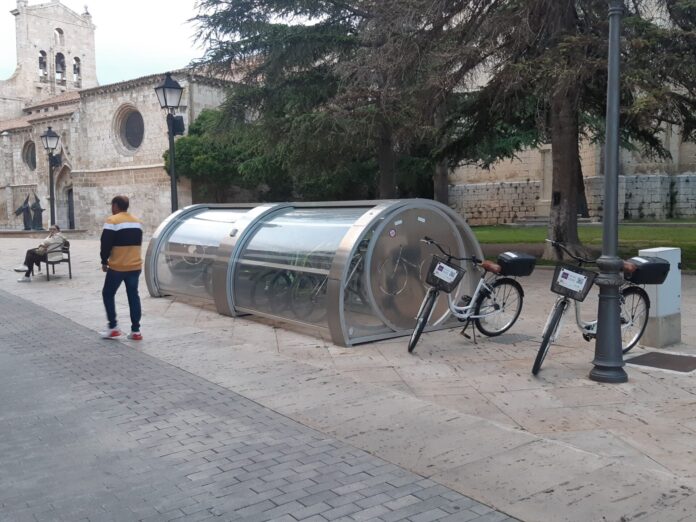 𝗜𝗻𝘁𝗲𝗴𝗿𝗮𝗰𝗶ó𝗻 𝗽𝗮𝗶𝘀𝗮𝗷í𝘀𝘁𝗶𝗰𝗮: Los aparcabicis PVerde se alejan del concepto de caja o contenedor para participar de los elementos urbanos que confieren identidad y calidad estética a la ciudad.  Ejemplo Plaza San Pablo, Palencia