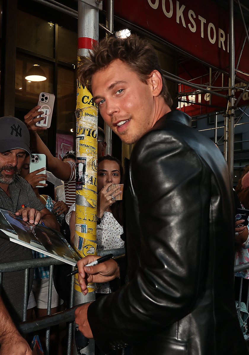 SonyPicturesCAM's tweet image. Advertencia: Austin Butler podría robarte algo más que la atención. 😏
Míralo en #AtrapadoRobando, exclusivamente en cines. 🕶️🔫