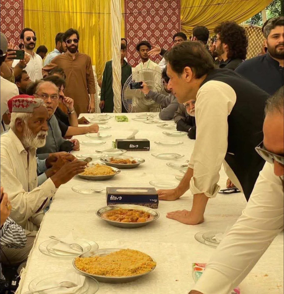 کیسا وزیراعظم تھا جو غریبوں کو عزت سے بٹھا کر کھانا کھلاتا تھا ۔۔۔۔۔