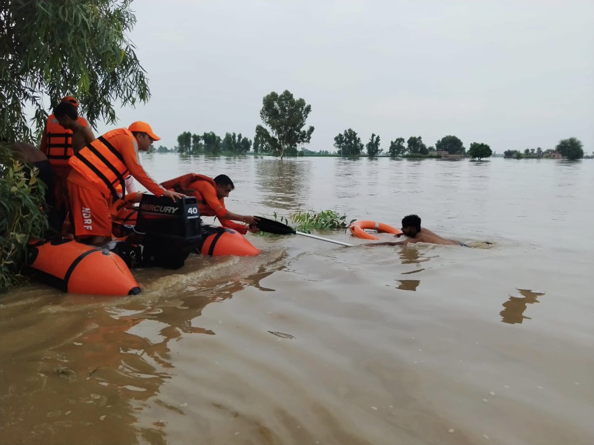 NDRFHQ's tweet image. #FWR Ops #Rescue #Evacuation

🔸 18 NDRF teams deployed across Punjab for #FWR Ops
🔸 198 people &amp;amp; 9 livestock evacuated today
🔸 Since 25 Aug: 24 persons rescued, 2255 people &amp;amp; 25 livestock evacuated
🔸 Teams also assisting Civil Administration in relief distribution

#NDRF4U 🇮🇳