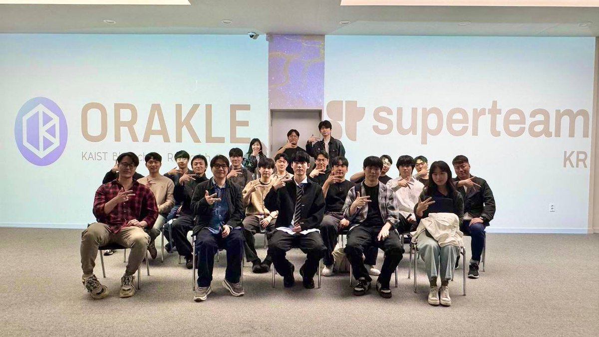 Orakle_KAIST's tweet photo. 📢 Orakle 7기 학회원 모집

KAIST 블록체인 학회 Orakle에서 7기 학회원을 모집합니다.
오라클은 '블록체인 기술의 대중화를 완성하다'라는 비전 아래,
기술 리서치 / 프로덕트 개발 / 연사 초청 세미나 등을 통해
국내외 블록체인 생태계에 기여해왔습니다.

특히, 2025년 상반기에는 Seoulana, Colosseum Breakout, Sui Overflow 해커톤에 여러 팀이 출전하여 총 $40,000 이상의 상금을 받는 쾌거를 이루었습니다.

Orakle에서는 다음과 같은 경험을 하실 수 있습니다.
- 연사 특강 & 참여형 실습 (업계 리더들과 함께하는 세션)
- 블록체인 리서치 & 프로덕트 빌딩 (팀 단위 프로젝트 진행)
- 국내외 블록체인 기업/재단 협업 경험
- 블록체인 해커톤 출전 및 창업 도전

📝 지원 안내
- 접수 기간: 8/30(토) 12:00 ~ 9/13(토) 23:59
- 서류 합격자 발표: 9/14(일) 18:00
- 상세 안내: https://t.co/HO7q1aP9U8
- 지원 링크: https://t.co/ZkTV2qqHQw

👉 블록체인을 단순한 투기의 수단이 아닌, 문제 해결을 위한 도구로 탐구하고 싶은 분들의 많은 지원 바랍니다.