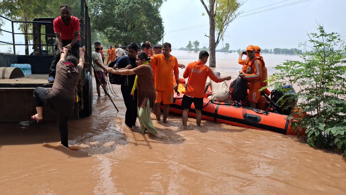 NDRFHQ's tweet image. #FWR Ops #Rescue #Evacuation

🔸 18 NDRF teams deployed across Punjab for #FWR Ops
🔸 198 people &amp;amp; 9 livestock evacuated today
🔸 Since 25 Aug: 24 persons rescued, 2255 people &amp;amp; 25 livestock evacuated
🔸 Teams also assisting Civil Administration in relief distribution

#NDRF4U 🇮🇳
