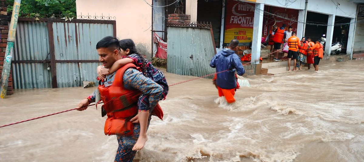 NDRFHQ's tweet image. #FWR Ops #Rescue #Evacuation

🔸 18 NDRF teams deployed across Punjab for #FWR Ops
🔸 198 people &amp;amp; 9 livestock evacuated today
🔸 Since 25 Aug: 24 persons rescued, 2255 people &amp;amp; 25 livestock evacuated
🔸 Teams also assisting Civil Administration in relief distribution

#NDRF4U 🇮🇳