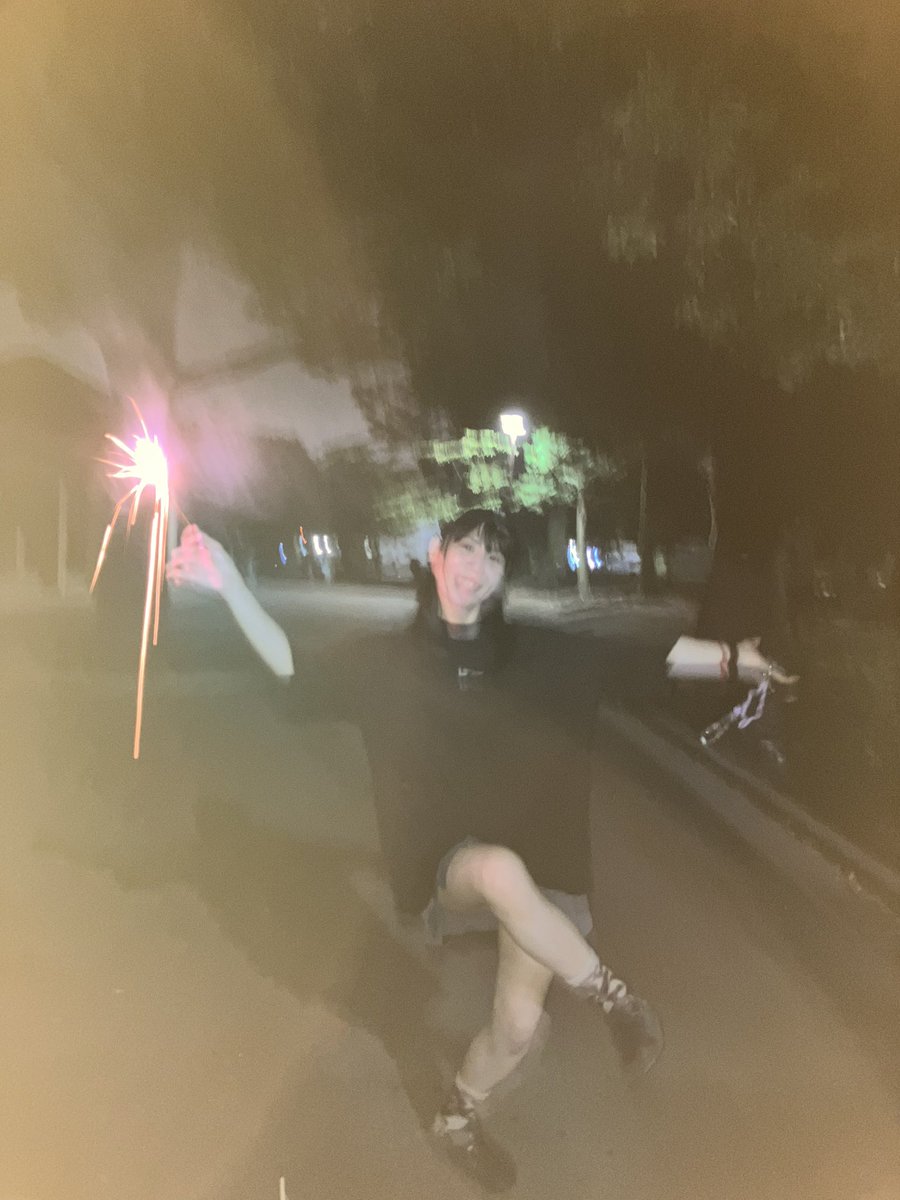 samezame_tweet's tweet photo. 今夜はむぅたんとりなぱるとちぃたんと花火しました。友達と花火するなんて久々で蒸し暑かったけど最高の夏の思い出になった💖
夏はすぐにいなくなっちゃうんだから、この瞬間を楽しまなくちゃ損なんだ。 https://t.co/7ii4hOlZYU