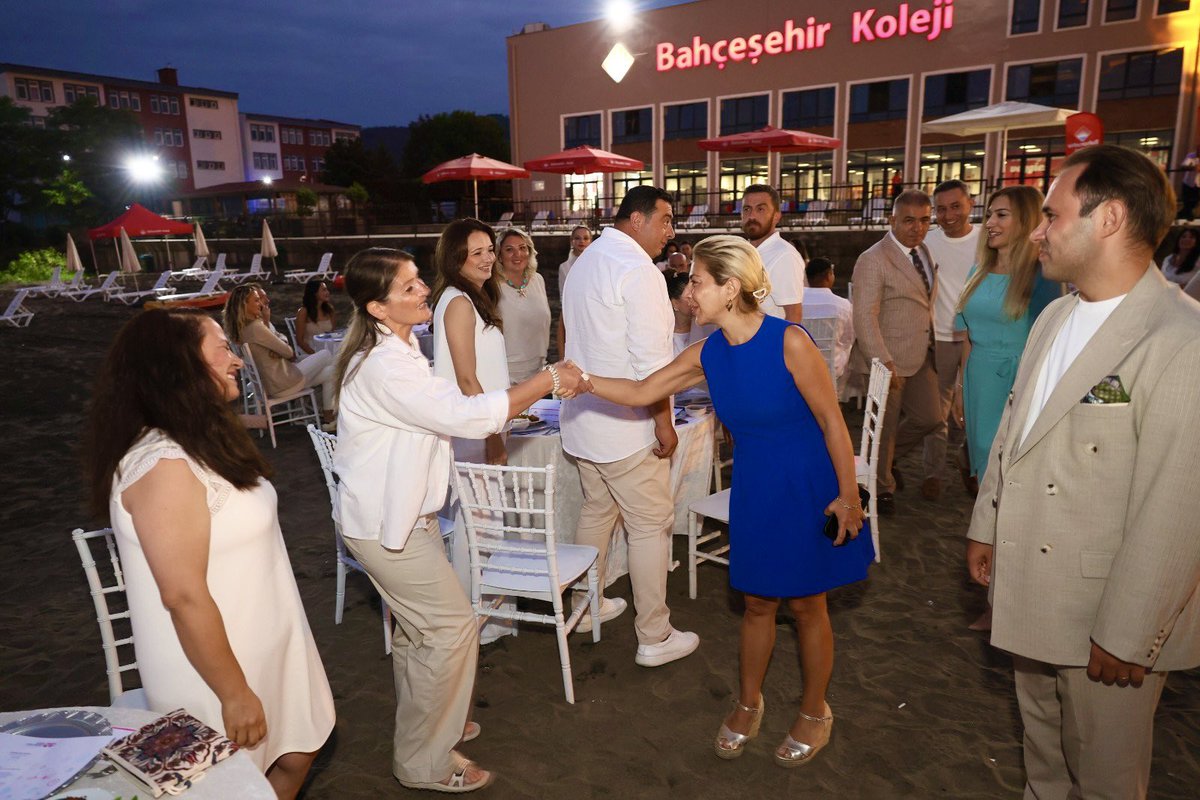 Okulumuzun yeni eğitim-öğretim yılına umut ve heyecanla merhaba dediğimiz bu özel gecede;
Genel Müdürümüz Sn. Dr. Özlem Koç, Genel Müdür Yardımcımız Sn. Dr. Özge Aslan ve Genel Müdür Yardımcımız Sn. Sayın Savaş Boyar bizlerle birlikteydi. 🌟