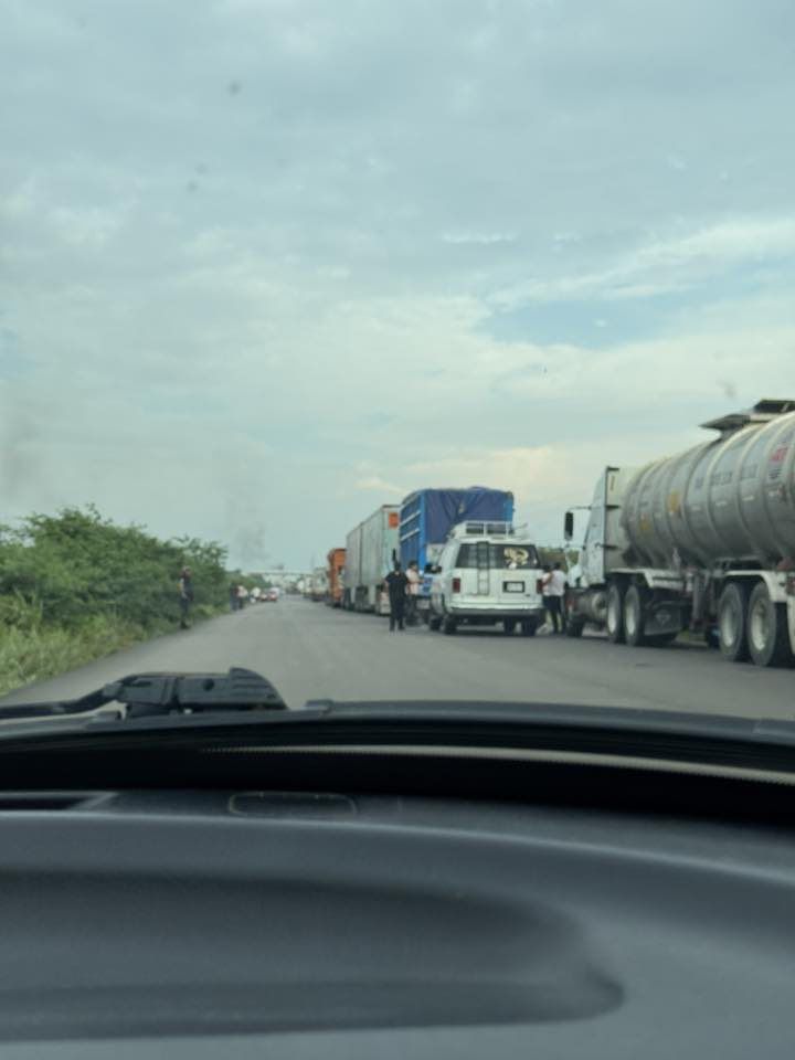 ContraProMx's tweet photo. 🚧🚧Cerrada la circulación vial en la #carretera #Oaxaca - #Chiapas por campesinos🚧🚧🚨

Un bloqueo carretero se registra esta mañana en la región del Istmo de Tehuantepec.

El bloqueo se presenta en el tramo que conduce de Santo Domingo #Ingenio a Santiago #Niltepec en el Puente el #Cazadero.

Por esta situación, un centenar de automovilistas se encuentran varados en la zona en espera de continuar su recorrido.

Hasta el momento se desconoce el motivo de esta manifestación. 

Se ha informado que los manifestantes son comuneros de San #Dionisio del Mar.

Se sabe que el acceso a ese municipio también se encuentra cerrado.

#istmo