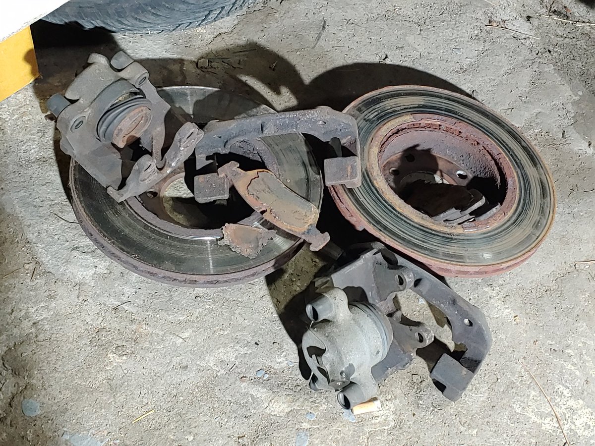 BMW E46 320i 프론트 브레이크 캘리퍼/패드/디스크/센서 교환 완료
운전석은 휠볼트 조수석은 휠 허브가 쩔어서 분노의 망치질을 한 백 번은 갈긴 거 같고
캘리퍼 피스톤도 쩔어붙어서 분노의 망치질+대드라이버 제끼기로 힘차게 탈거..
사포로 허브 녹 청소도 완료

에어빼기는 나중에