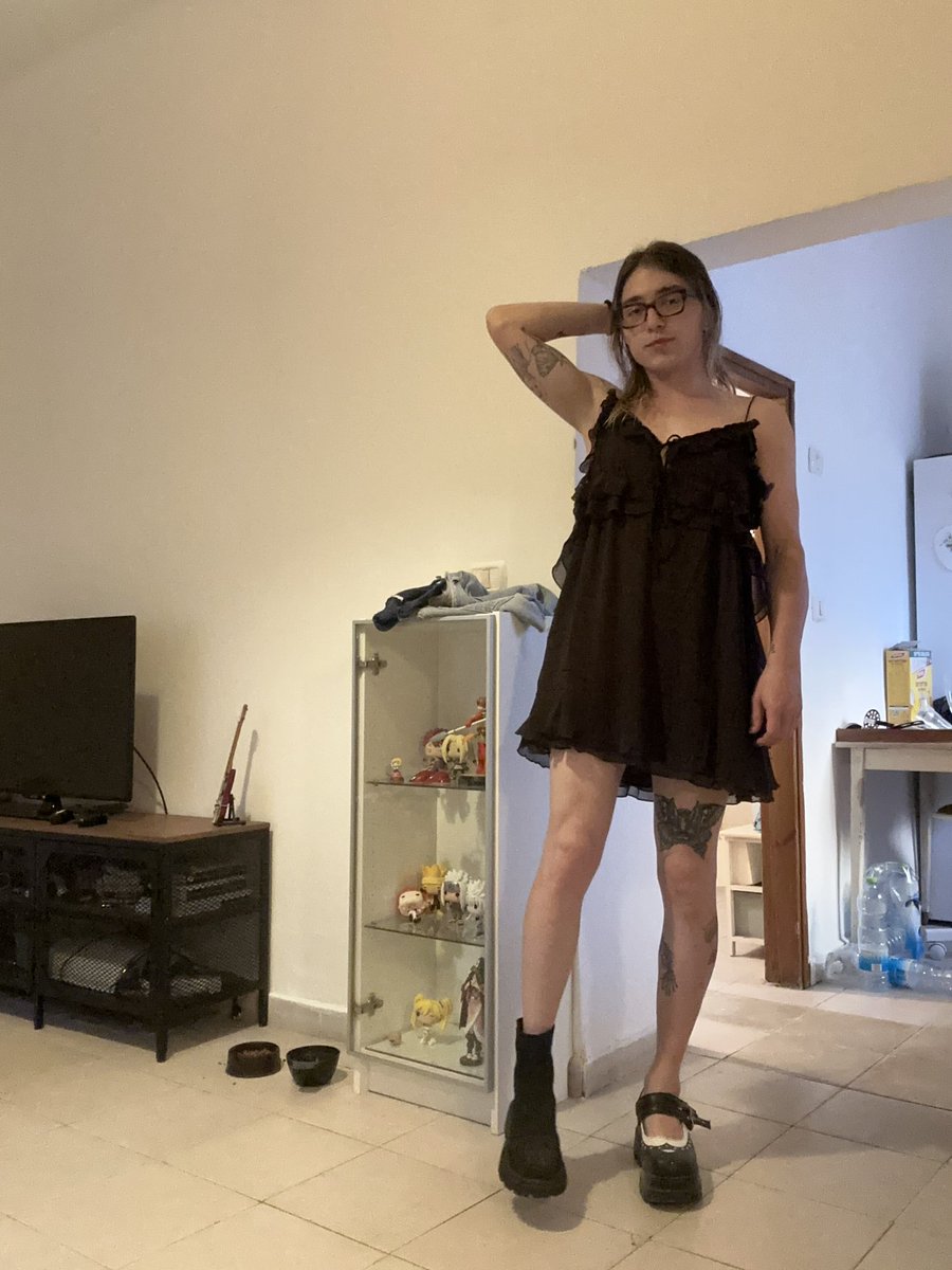 לא הצלחתי לבחור איזו נעל לנעול אז הלכתי ככה לחתונה אתמול 
סתם בחרתי את המגף בלעע