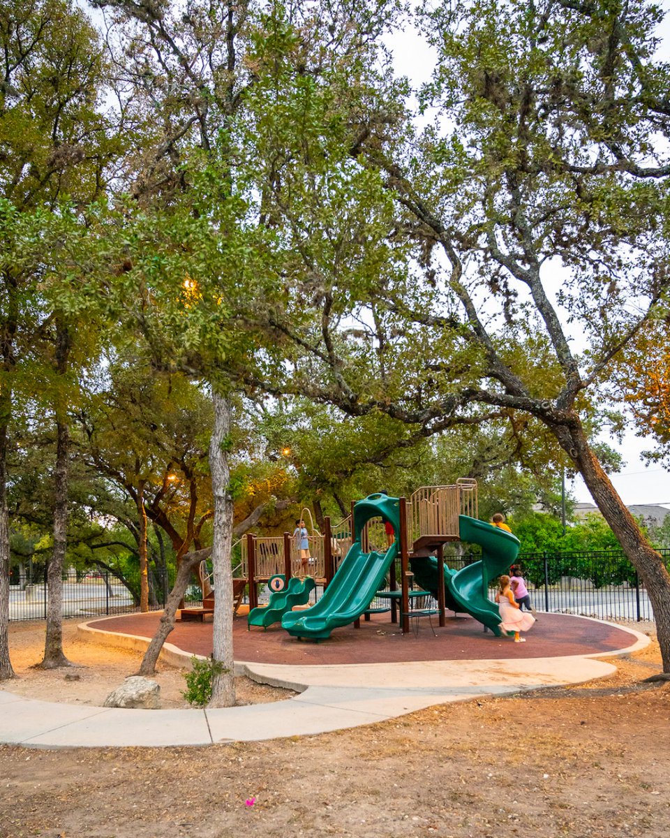 Looking for the perfect Friday night? 🍹🎶 

Enjoy beautiful views, refreshing drinks, and live music on our patio while the kids have fun in the play area!