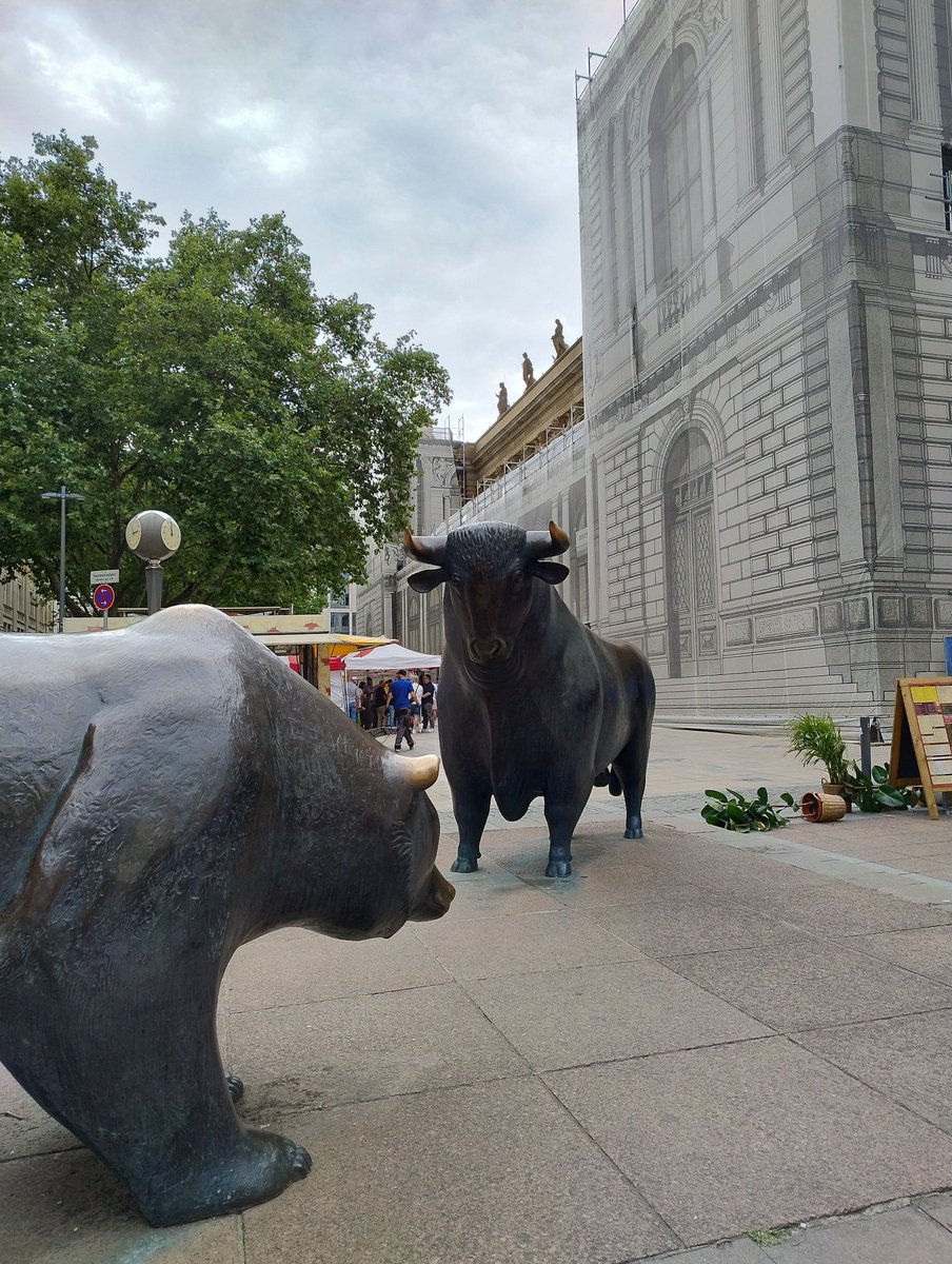 フランクフルト証券取引所の向かいにてーー、 お宝を発見！🧐🧐🧐 ラーメン店がオープンするという噂を聞いた。株で儲けた人がターゲットか。🤔