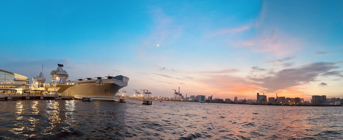 そして、つい寄り道して…プリンス・オブ・ウェールズ拝んできました♪夕暮れ時東京湾に艦載機を搭載した巨艦…最高でした！カッコ良すぎる😆