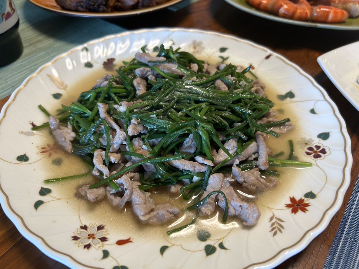 rengetsutei's tweet photo. 9/11(木)料理教室
東坡肉
炒水蓮
椒鹽皮蛋
どれもご飯やビールと合うのおかずです。
この東坡肉柔らかくて優しい味です。
水蓮菜は台湾で1番好きな野菜と思う
取り置きでこのひレッスン参加するの方
100グラム持って帰れる、日本でなかなか手に入らない野菜です、是非家族の人も食べさせてください。 https://t.co/ROff3pFZGX