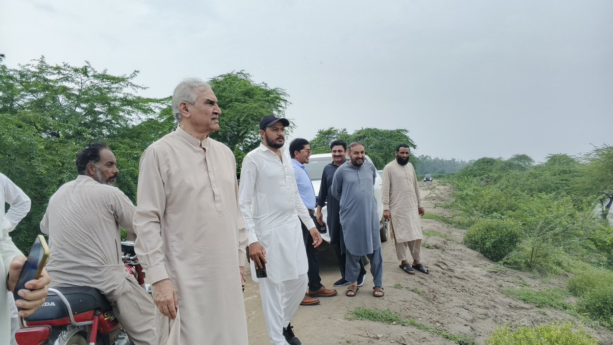 Ch_ManzoorAhmed's tweet photo. ساندہ نظام، فتوحی والا اور گنڈا سنگھ بارڈر کے علاقوں میں سیلاب نے کھڑی فصلیں اجاڑ دیں، لوگ شدید مشکلات میں ہیں۔ پیپلز پارٹی ہمیشہ کسانوں اور محنت کشوں کے ساتھ کھڑی ہے۔ حکومت سے اپیل ہے کہ انسانی ہمدردی کی بنیاد پر فوری ریلیف آپریشن شروع کرے، میڈیکل کیمپس قائم کرے، مال مویشیوں کے لیے چارے کا بندوبست کرے اور متاثرہ کسانوں کو فصلوں کا معاوضہ دیا جائے۔
#Kasur #Floods #PPP