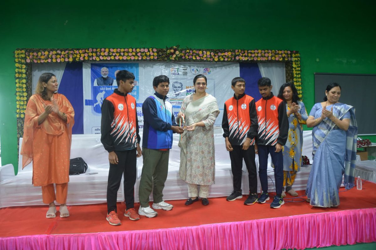 આજરોજ હોકીના જાદુગર ખેલરત્ન મેજર ધ્યાનચંદજીની જન્મજયંતી ઉજવણીના ભાગરૂપે જિલ્લા વહીવટી તંત્ર અને રમતગમત કચેરી દ્વારા સાપુતારા ખાતે જિલ્લા કક્ષાના "નેશનલ સ્પોર્ટ્સ ડે"ની ઉજવણી કરવામાં આવી. કાર્યક્રમમાં રમતોનો પ્રારંભ કરી હોકી આર્ચરી સ્પર્ધામાં વિજેતા ખેલાડીઓને સન્માનિત કર્યાં.